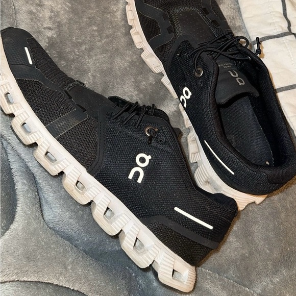 Women’s On Cloud’s - Picture 2 of 4